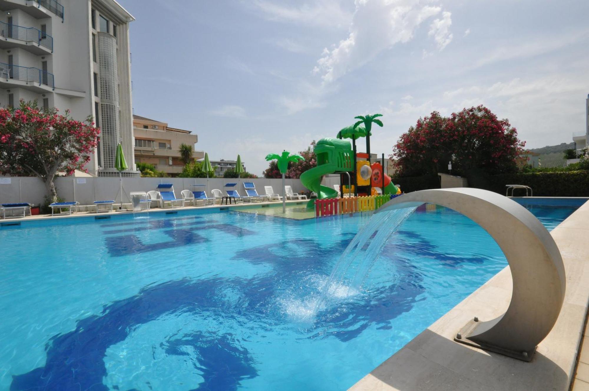 Hotel Smeraldo Giulianova Exterior photo